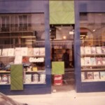 Façade du dépôt Glénat à Paris rue Cochin Façade réalisée par Max du dépôt Glénat éditions à Paris rue Cochin en 1981