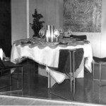 Salle à manger SAD 1967, dont sur la grande table, nappe de Josette (photo André Gardé) Salle à manger exposée à la SAD en 1967 (autre vue) dont les chaises vendues à Drouot en 2017